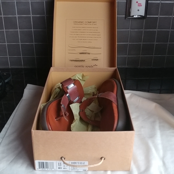 Gentle Souls by Kenneth Cole leather thong sandals - Picture 7 of 9